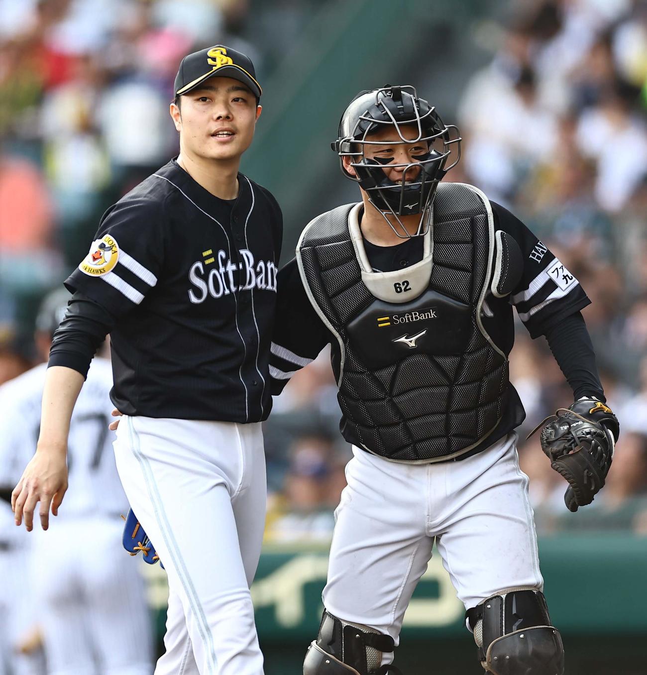 阪神対ソフトバンク　7回裏阪神2死二、三塁、糸原を打ち取った松本裕左）は海野と手を取って喜ぶ（撮影・上田博志）