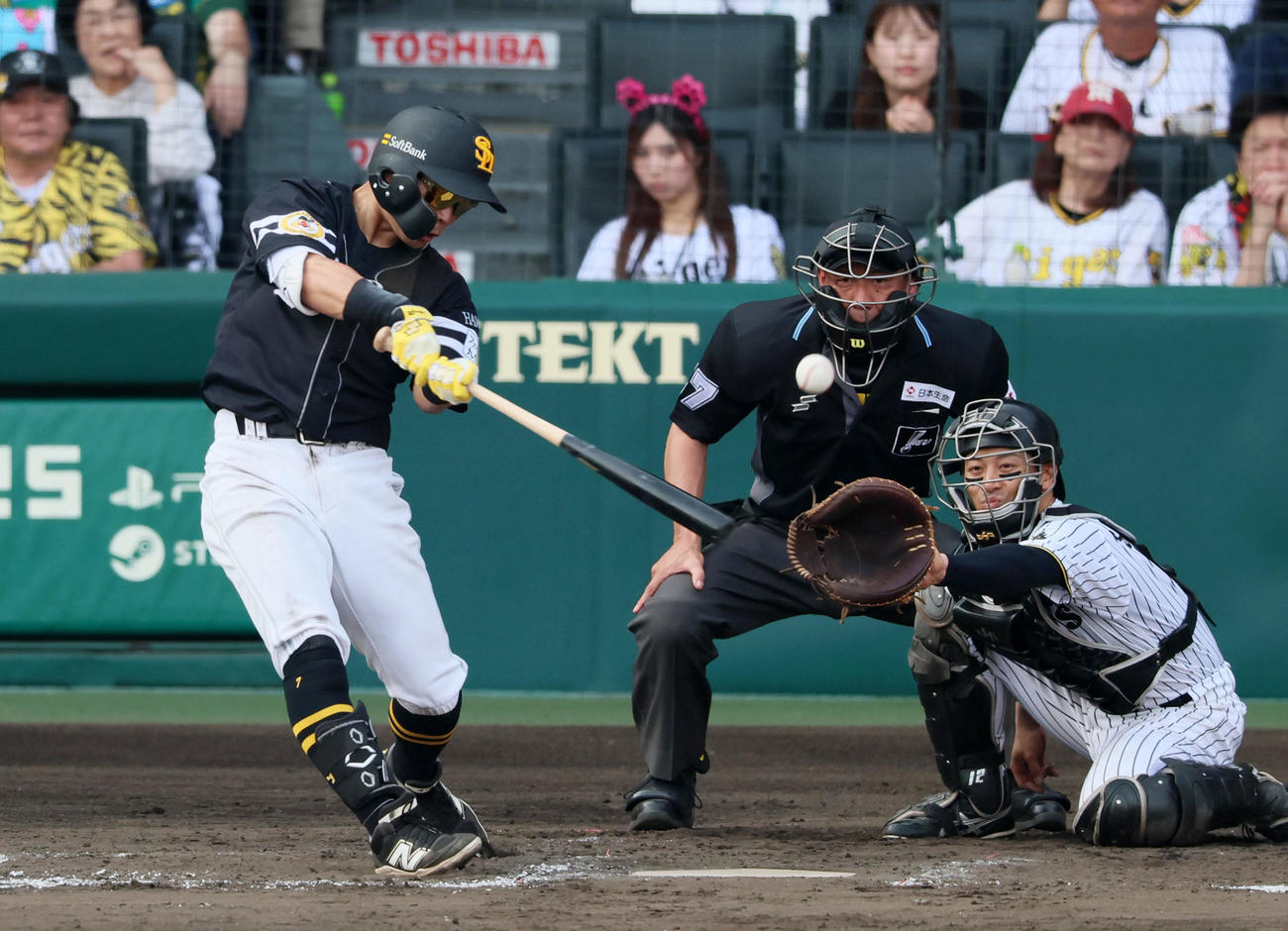 阪神対ソフトバンク　8回表ソフトバンク2死二塁、中村は左越え適時三塁打を放つ（撮影・加藤哉）