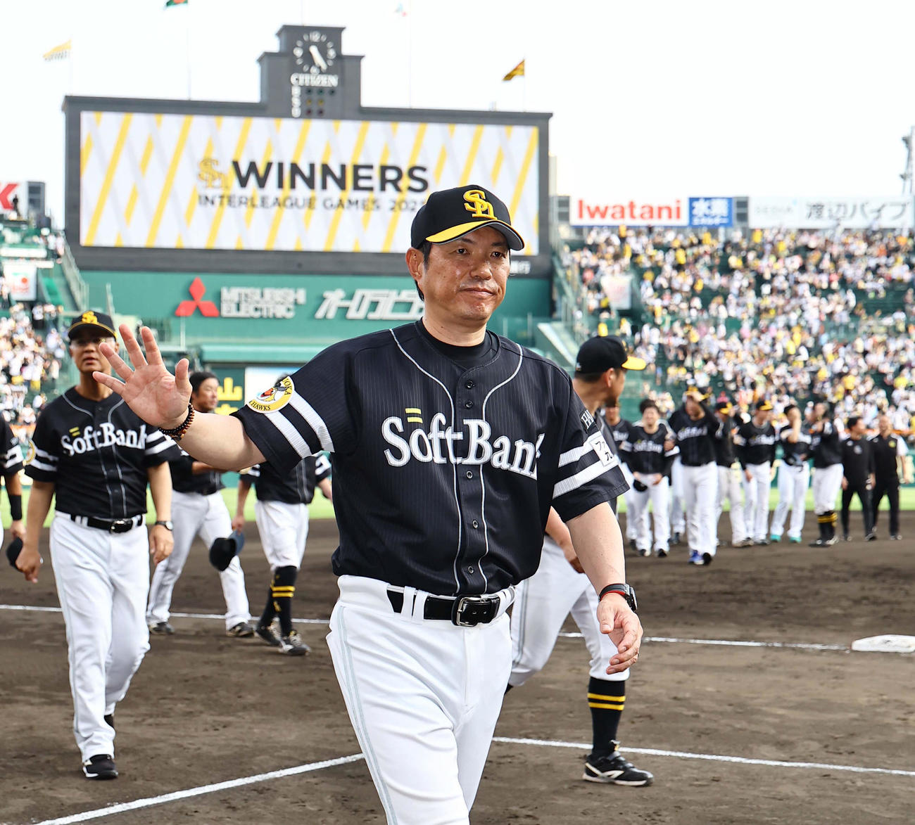阪神対ソフトバンク　交流戦優勝を決めた小久保監督はファンの歓声に手を上げて応える（撮影・上田博志）