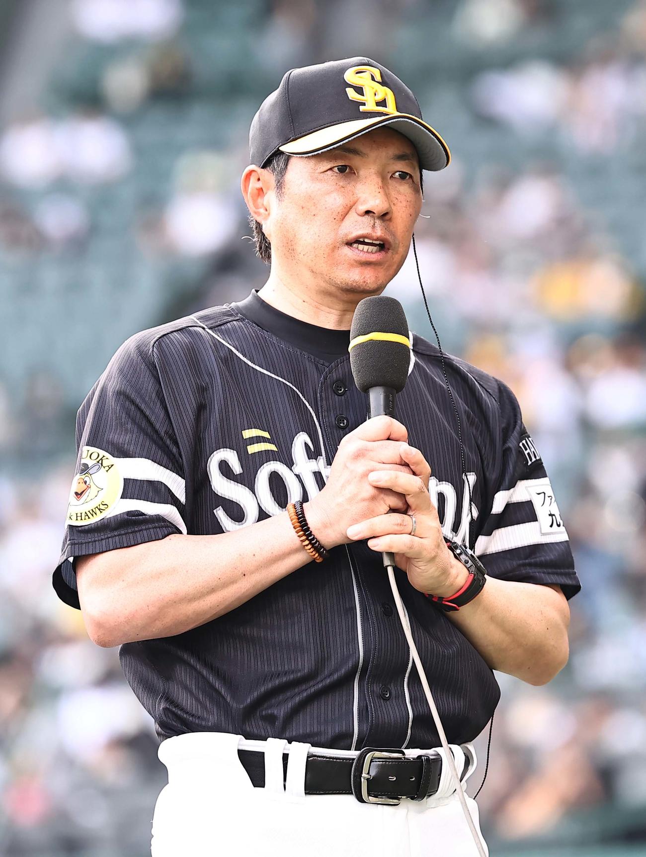 阪神対ソフトバンク　優勝インタビューに答える小久保監督（撮影・上田博志）