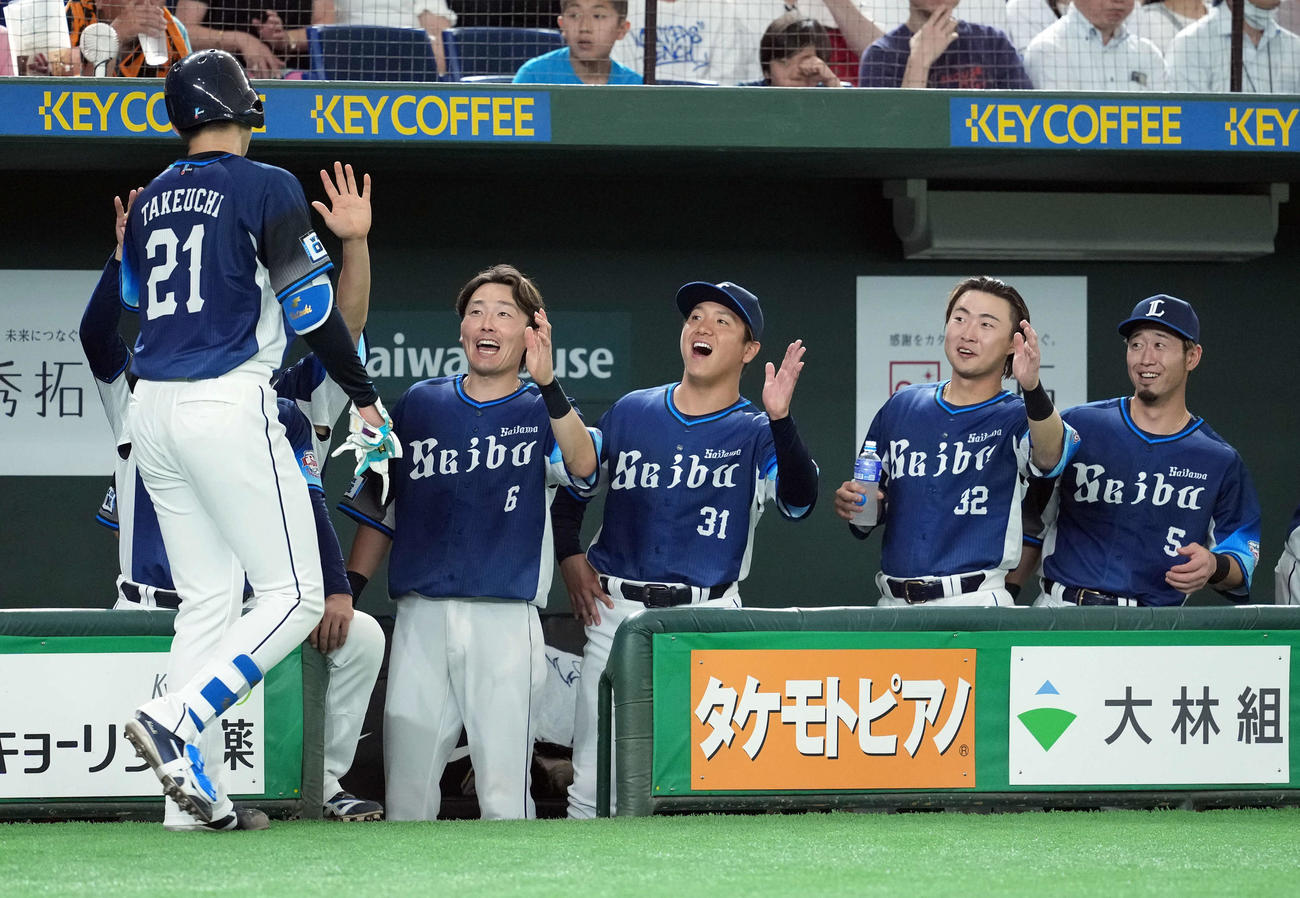 巨人対西武　6回表西武無死一塁、送りバントを決めた武内を迎えるナイン（撮影・たえ見朱実）