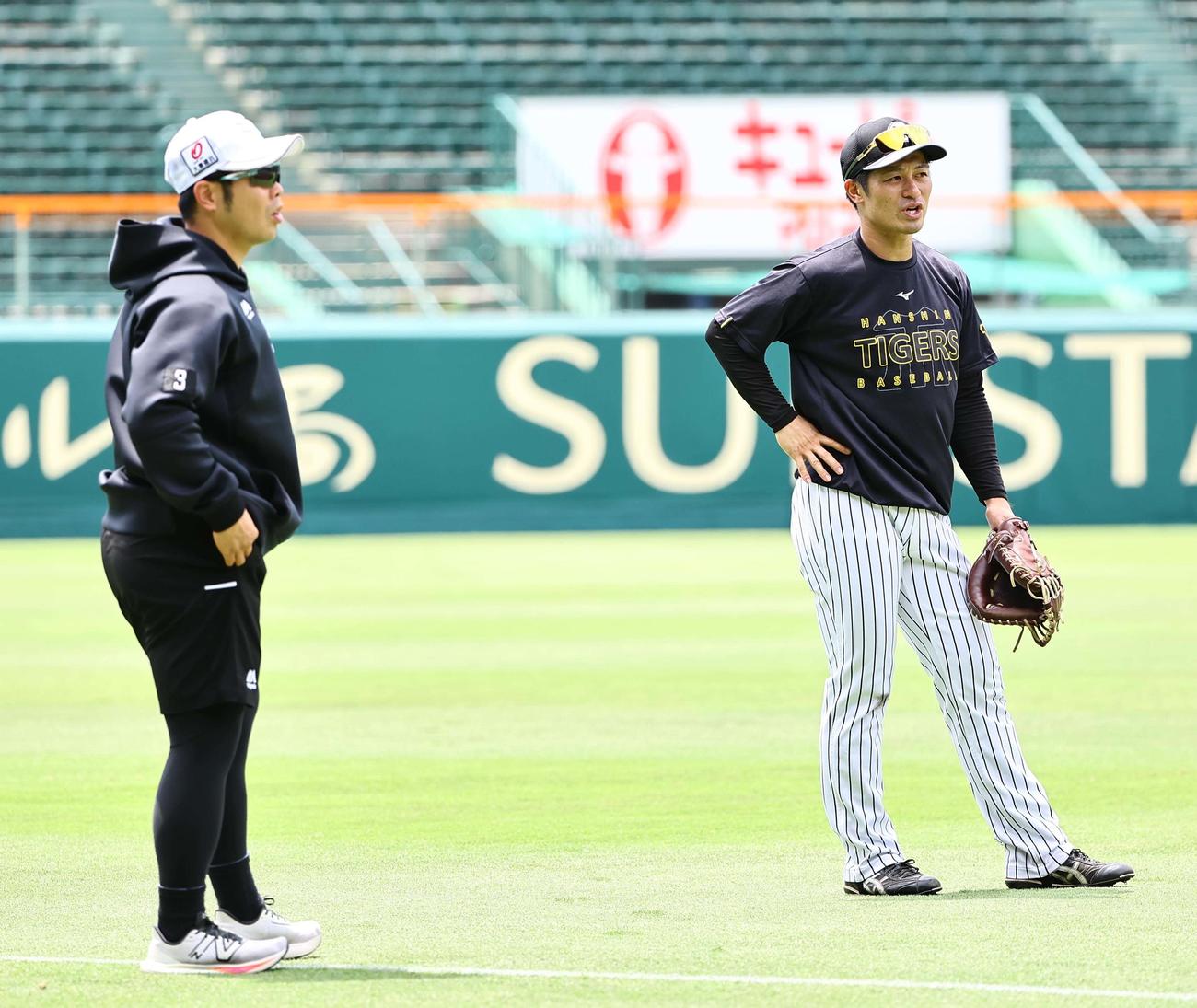 阪神対ソフトバンク　坂本（右）は近藤と話をする（撮影・上田博志）