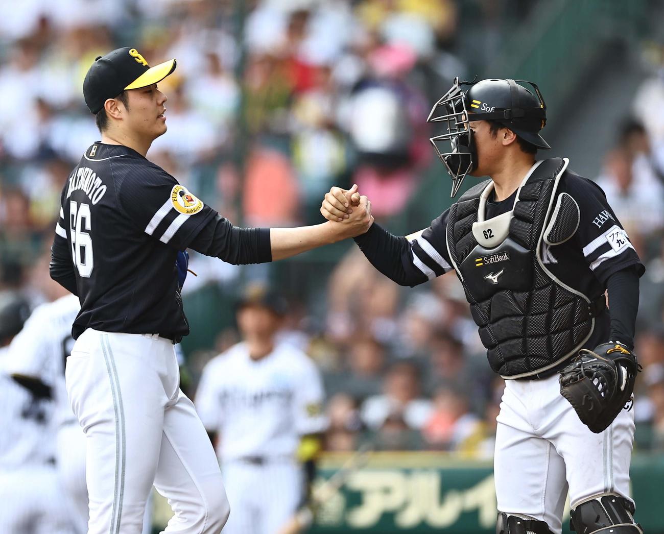 阪神対ソフトバンク　7回裏阪神2死二、三塁、糸原を打ち取った松本裕左）は海野と手を取って喜ぶ（撮影・上田博志）