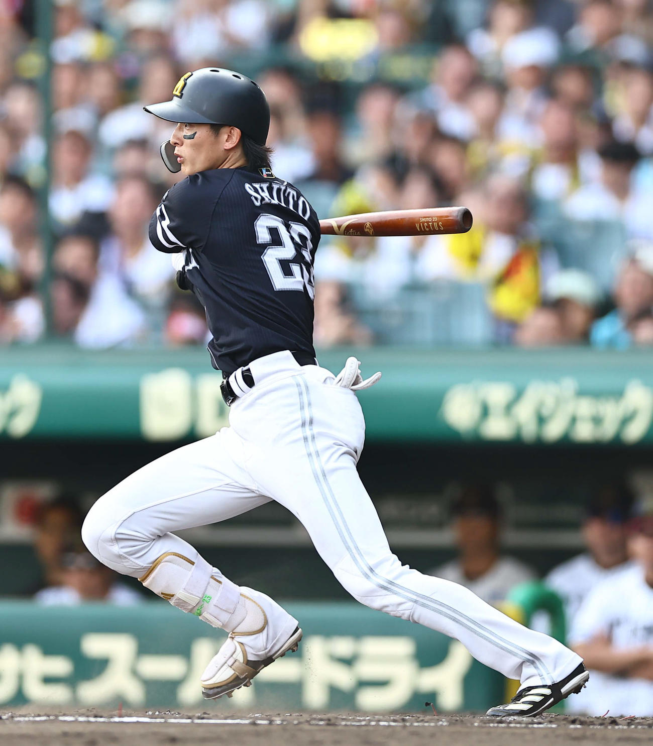 阪神対ソフトバンク　8回表ソフトバンク無死、周東は右前打を放つ（撮影・上田博志）