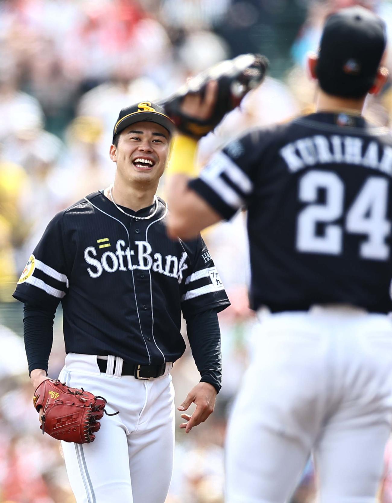 阪神対ソフトバンク　4回裏阪神無死、近本を投ゴロに打ち取り笑顔を見せる松本晴（撮影・上田博志）