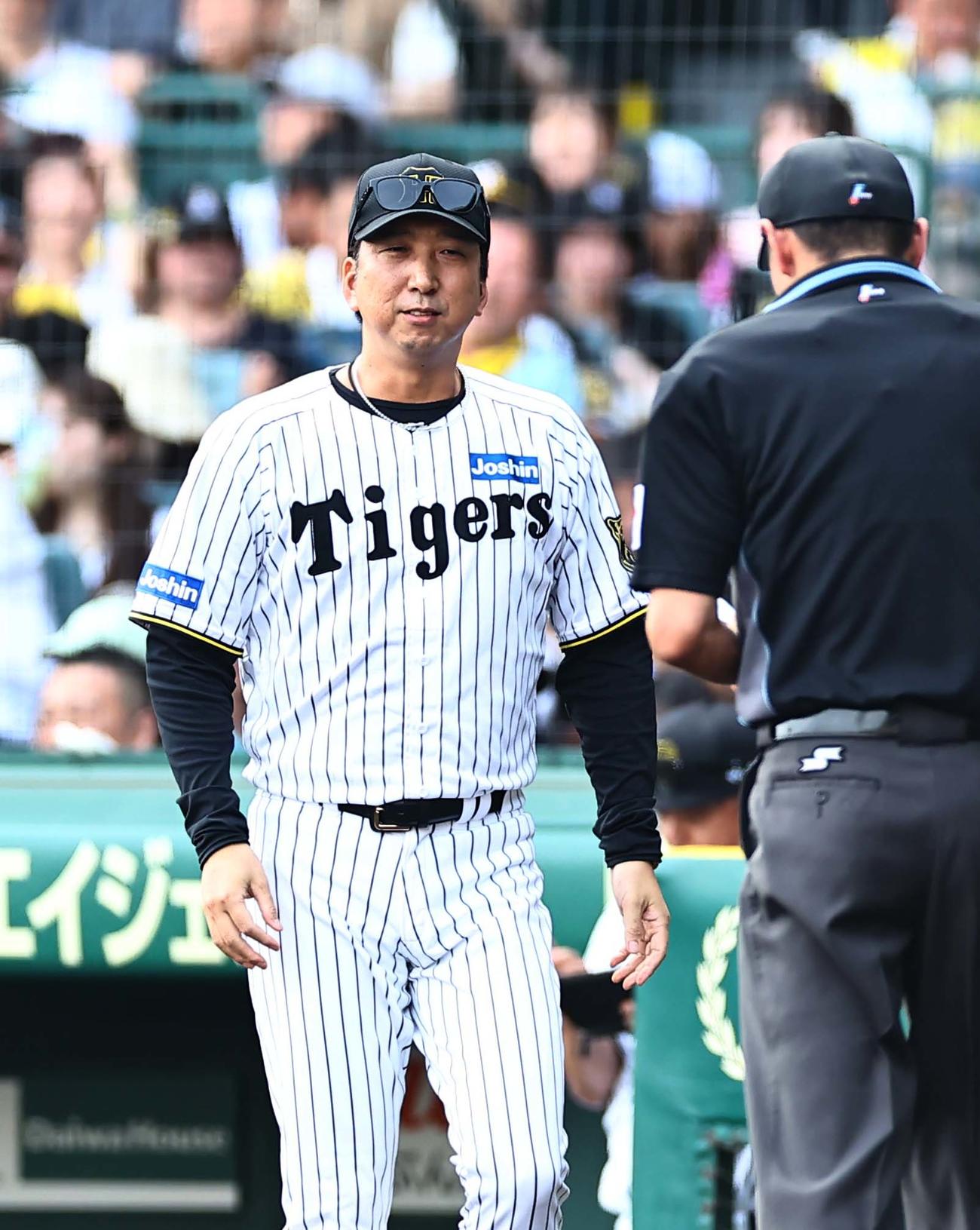 阪神対ソフトバンク　選手交代を告げる藤川監督（撮影・上田博志）