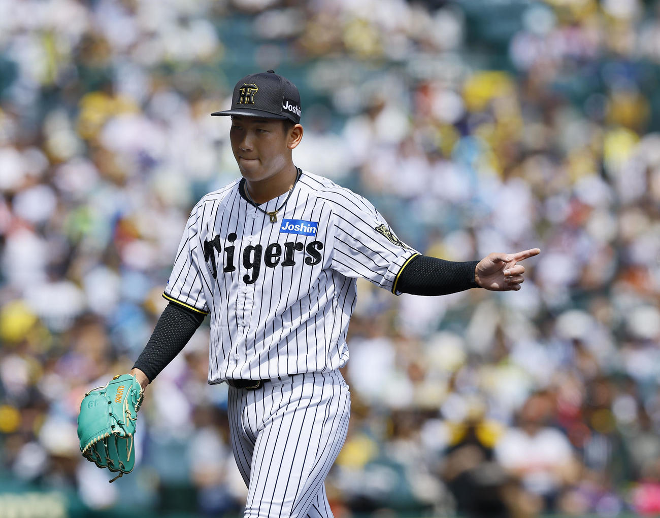 阪神対ソフトバンク　1回表ソフトバンク2氏一、二塁、栗原を三振に仕留めベンチに戻る伊原（撮影・藤尾明華）