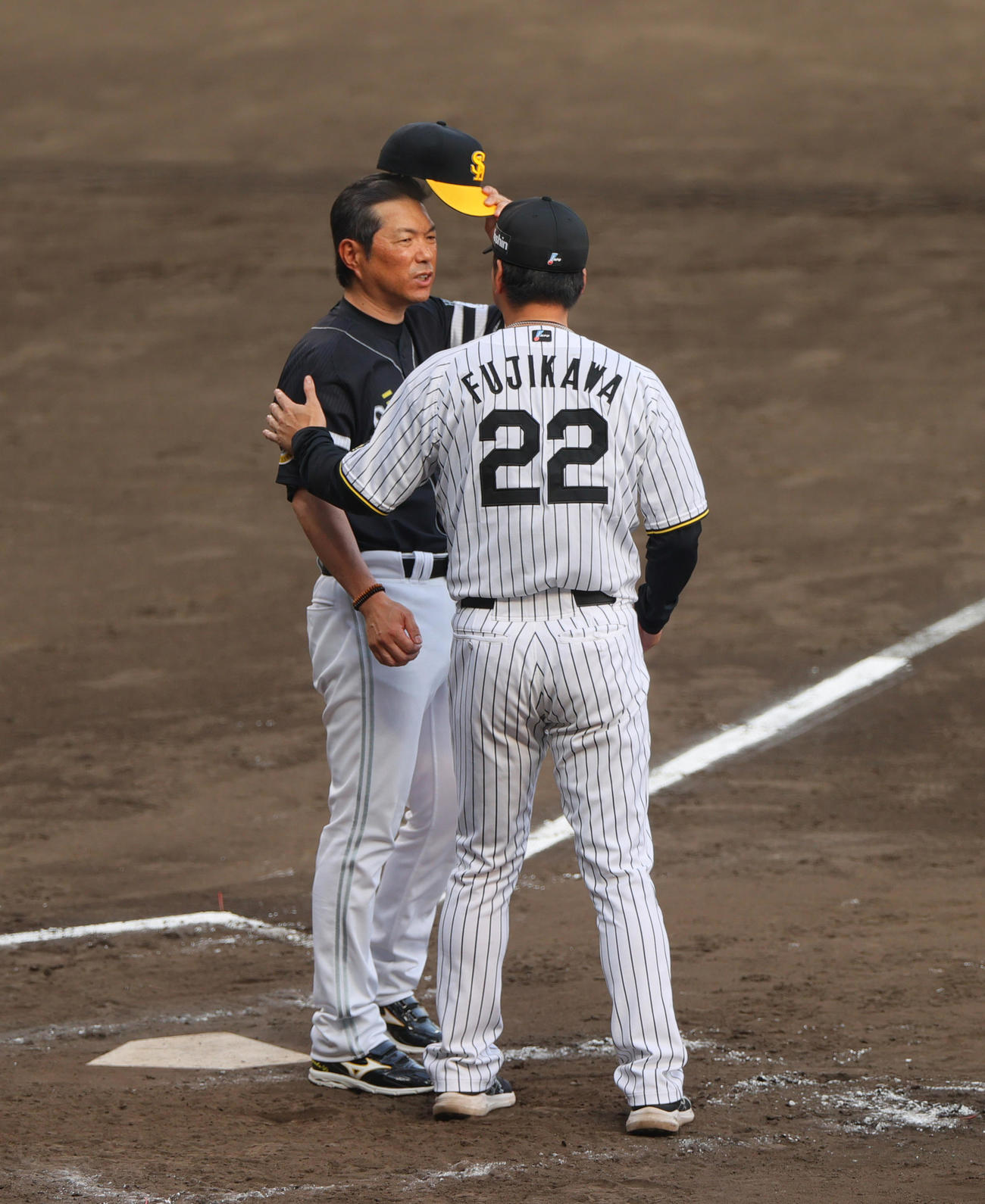 阪神対ソフトバンク　試合後、グラウンドでソフトバンク小久保監督（左）は阪神藤川監督と話す（撮影・上山淳一）