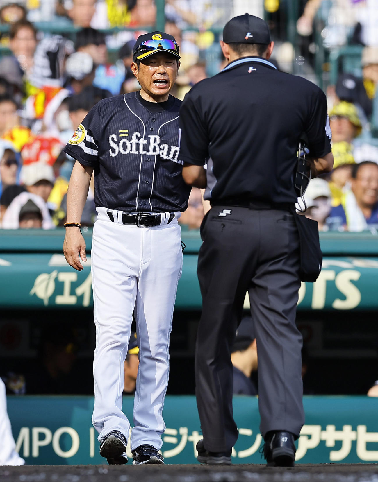阪神対ソフトバンク　7回、交代を告げるソフトバンク小久保監督（撮影・藤尾明華）