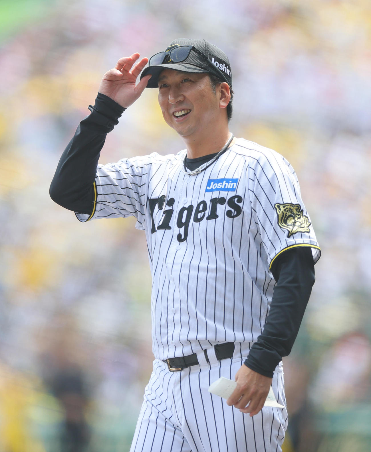 阪神対ソフトバンク　メンバー表の交換に向かう阪神藤川監督（撮影・上山淳一）