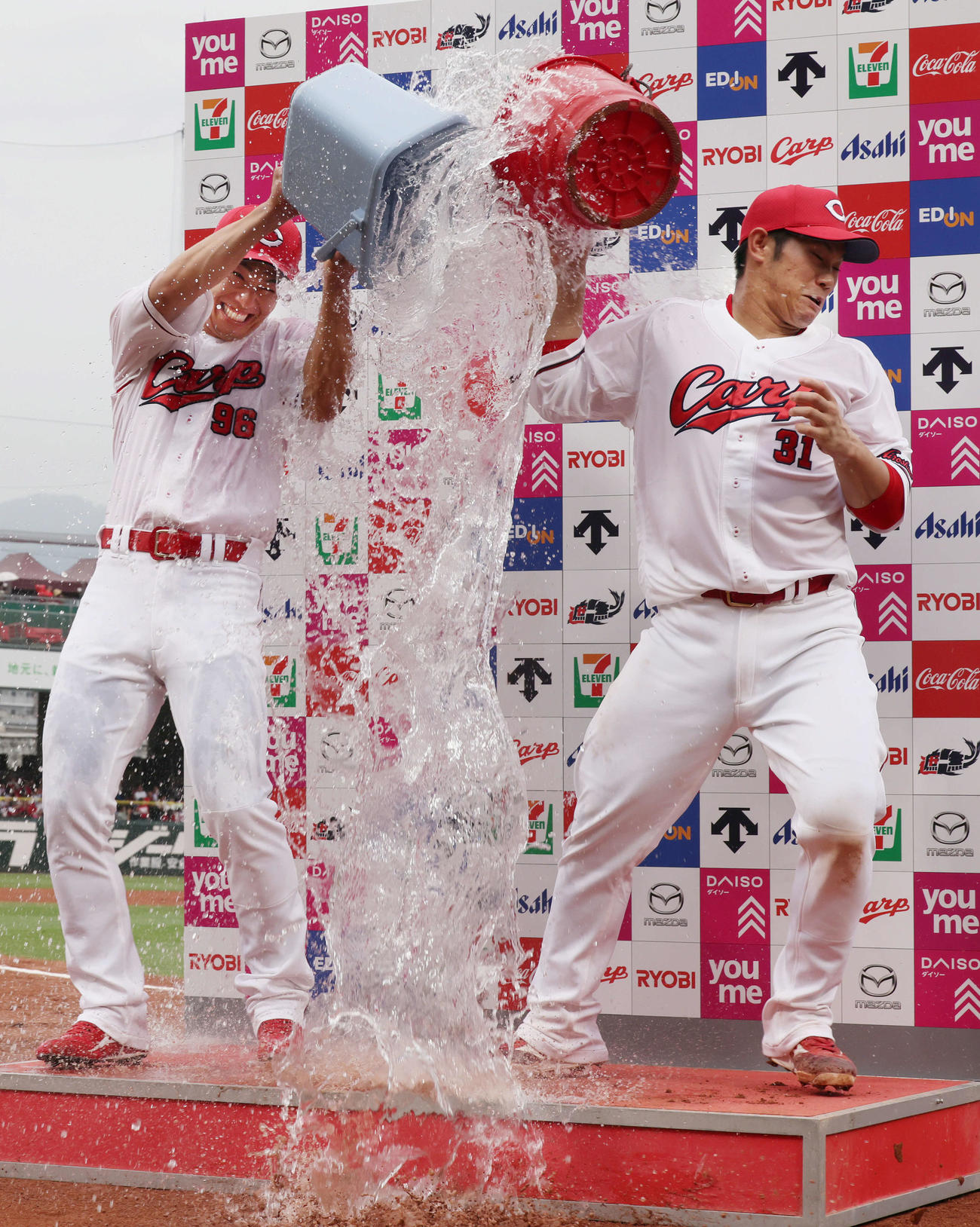 広島対楽天　お立ち台で水をぶっかけ合う中村奨（左）と坂倉（撮影・加藤孝規）