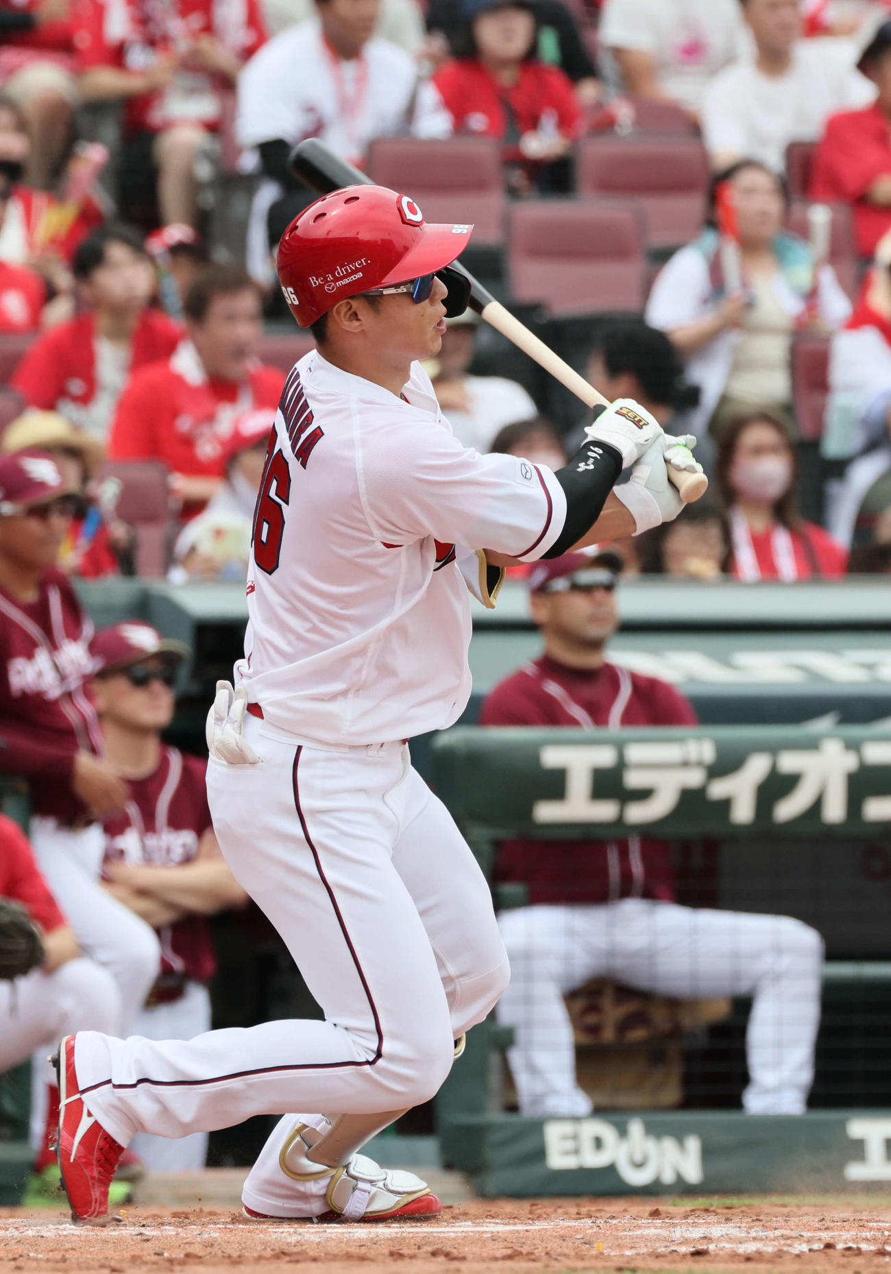 広島対楽天　4回裏広島2死満塁、代打の中村奨は走者一掃の逆転適時二塁打を放つ（撮影・加藤孝規）