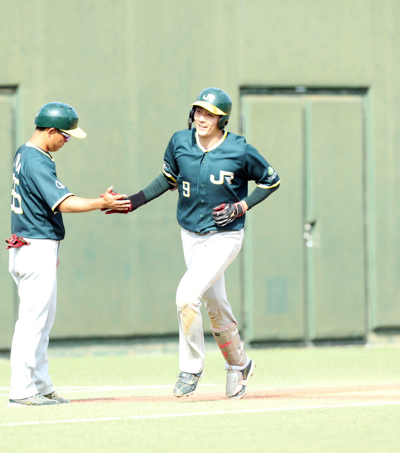 七十七銀行対JR東日本東北　7回表JR東日本東北1死二塁、右越え2ランを放ち、ダイヤモンドを一周するJR東日本東北・金沢（撮影・木村有優）