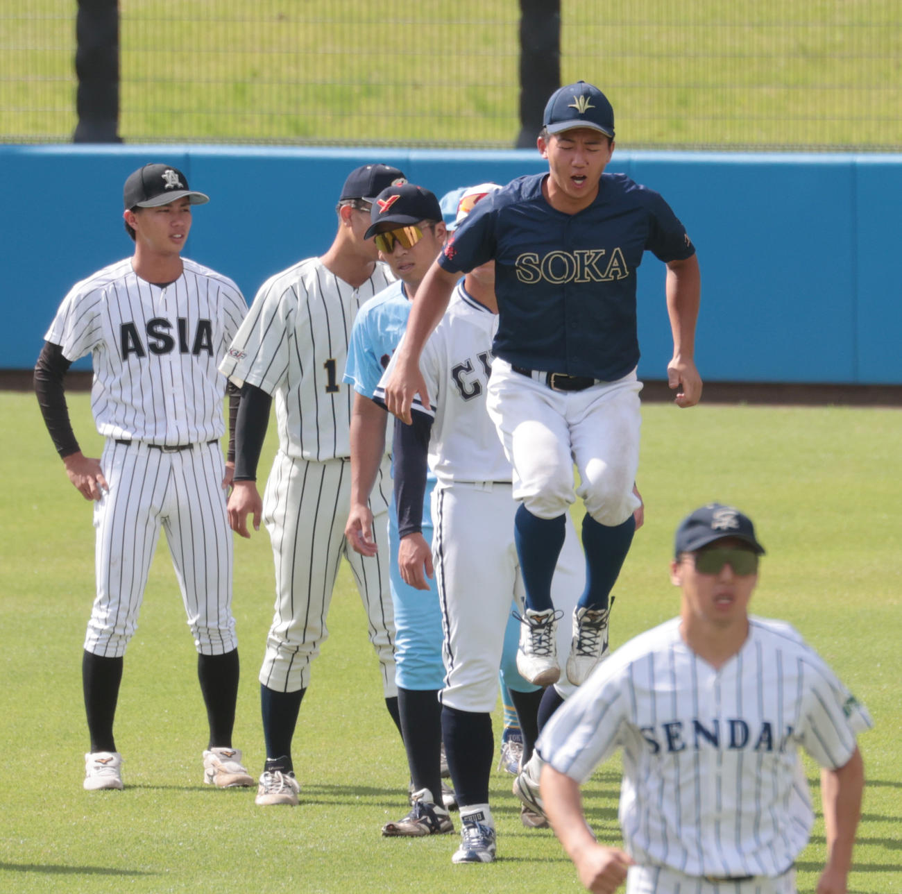 侍ジャパン大学代表選考合宿でジャンプする創価大・立石正広（中央）（撮影・柴田隆二）