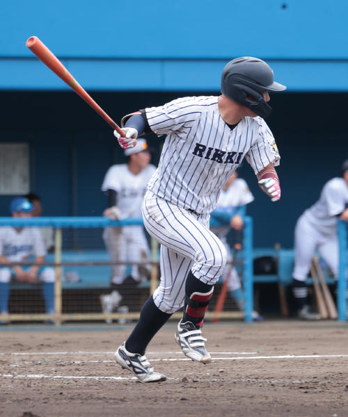 紅白戦 4回裏B無死二塁、立大・丸山は左翼線に適時二塁打を放つ(撮影・柴田隆二)