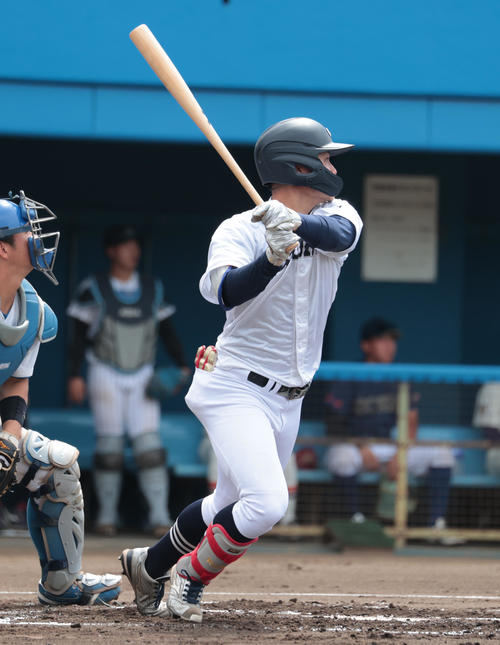 紅白戦 1回裏B無死一塁、中京大・秋山は左越えに適時二塁打を放つ(撮影・柴田隆二)