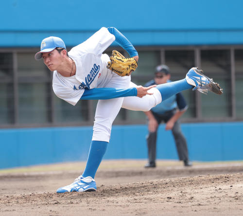 紅白戦 2回から登板した青学大・鈴木(撮影・柴田隆二)