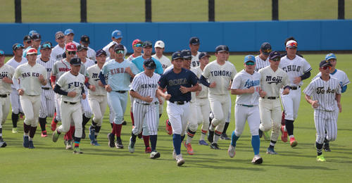 侍ジャパン大学代表選考合宿でランニングする選手たち(撮影・柴田隆二)
