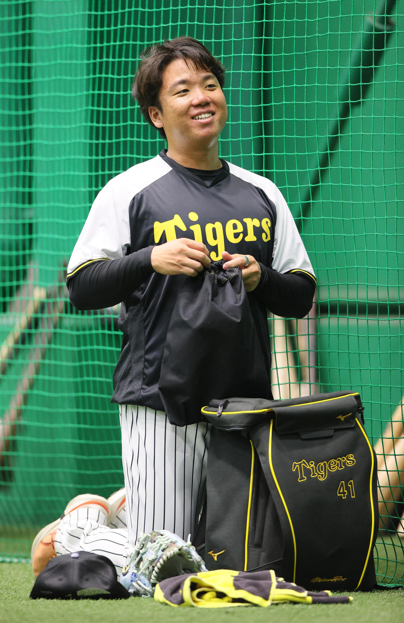 投手指名練習でリラックスした表情を見せる村上（撮影・上山淳一）