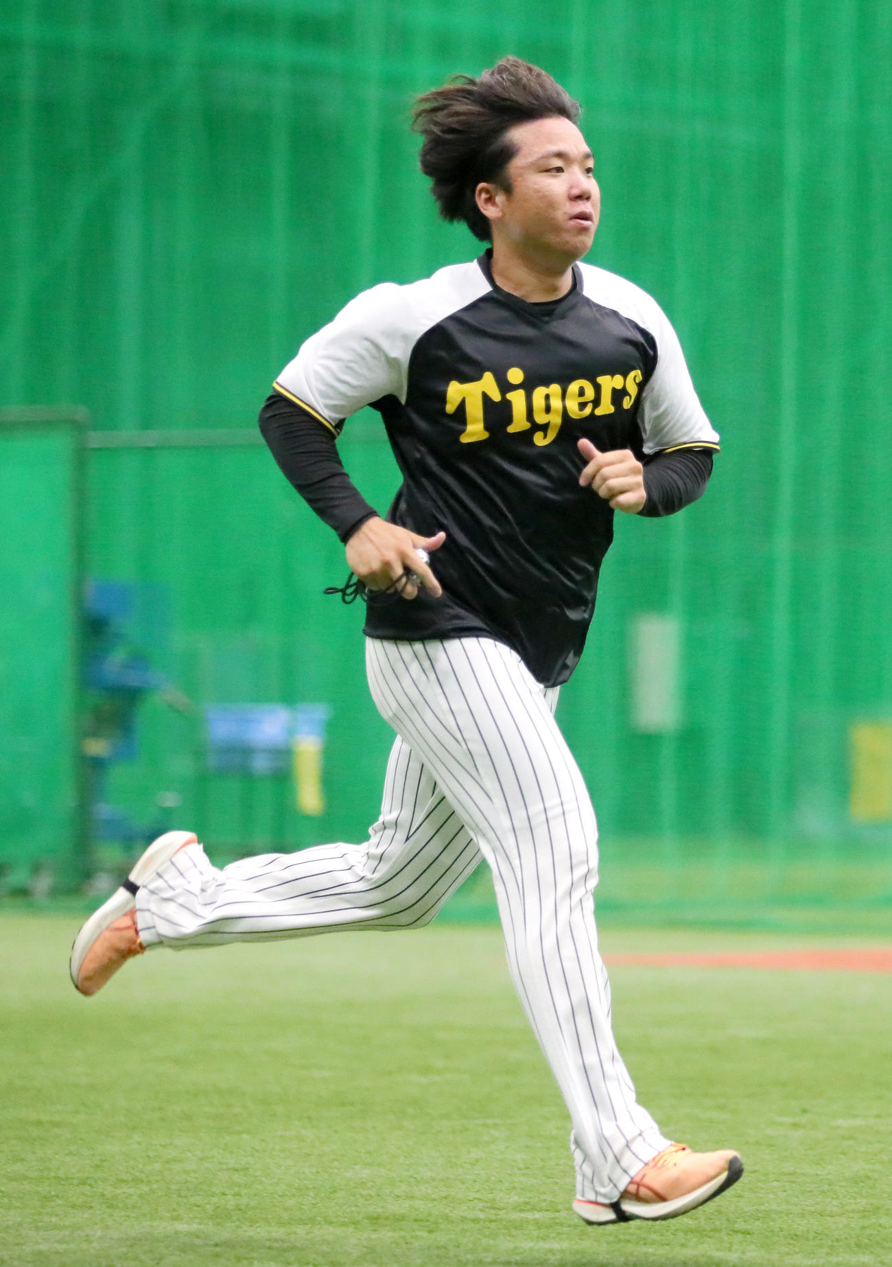 投手指名練習で汗を流す村上（撮影・上山淳一）