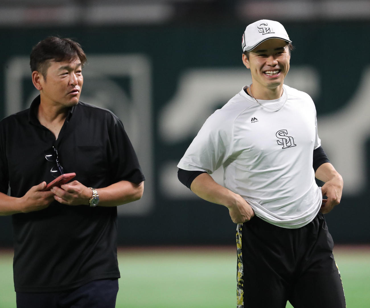 練習前に倉野コーチ（左）と笑顔で話をする松本晴（撮影・梅根麻紀）