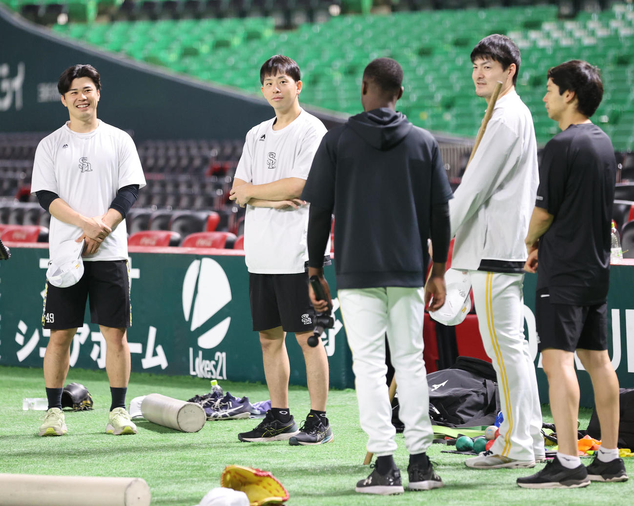練習前、モイネロ（手前）と話をする左から松本晴、大関、有原（撮影・梅根麻紀）