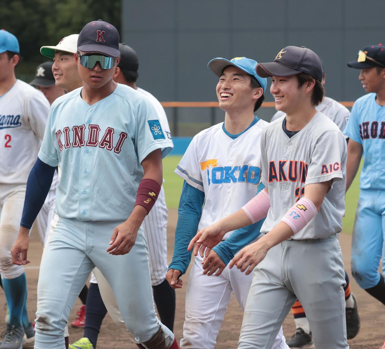 侍ジャパン大学代表選考合宿が終わり近大・阪上（左）、東大・渡辺（中央）、愛知学院大・杉山は笑顔を見せる（撮影・柴田隆二）