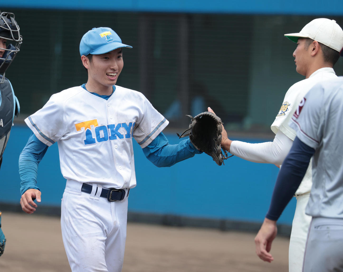 紅白戦　4回から登板した東大・渡辺（左）は無失点に抑え早大・寺尾とハイタッチする（撮影・柴田隆二）