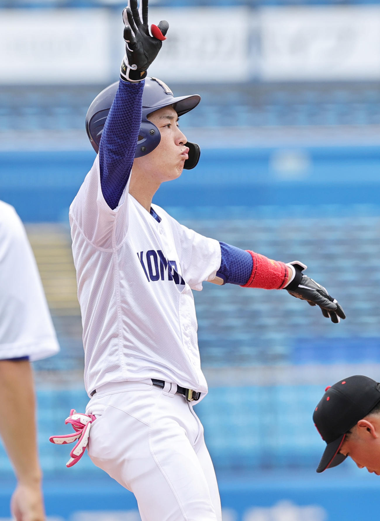 日大対駒大　5回裏駒大1死二塁、適時三塁打を放ち喜ぶ鈴木塁（撮影・野上伸悟）