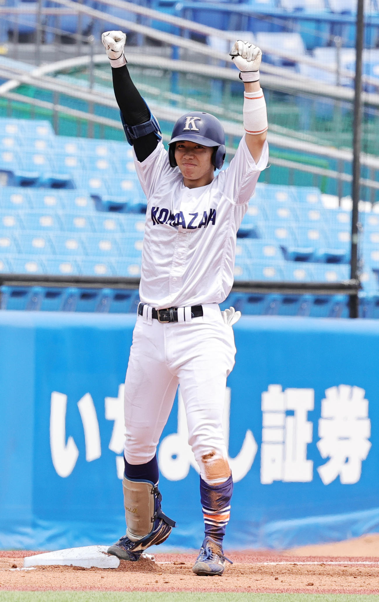 日大対駒大　3回裏駒大無死三塁、先制右中間適時三塁打を放ち喜ぶ小林（撮影・野上伸悟）