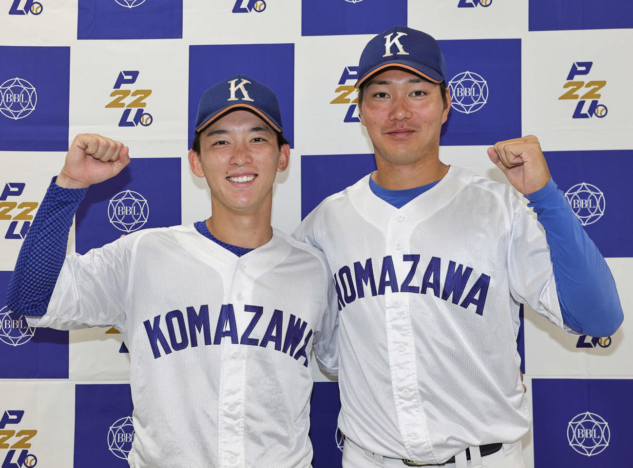 日大対駒大　先勝し笑顔でガッツポーズの駒大・鈴木塁（左）と仲村竜＝（撮影・野上伸悟）