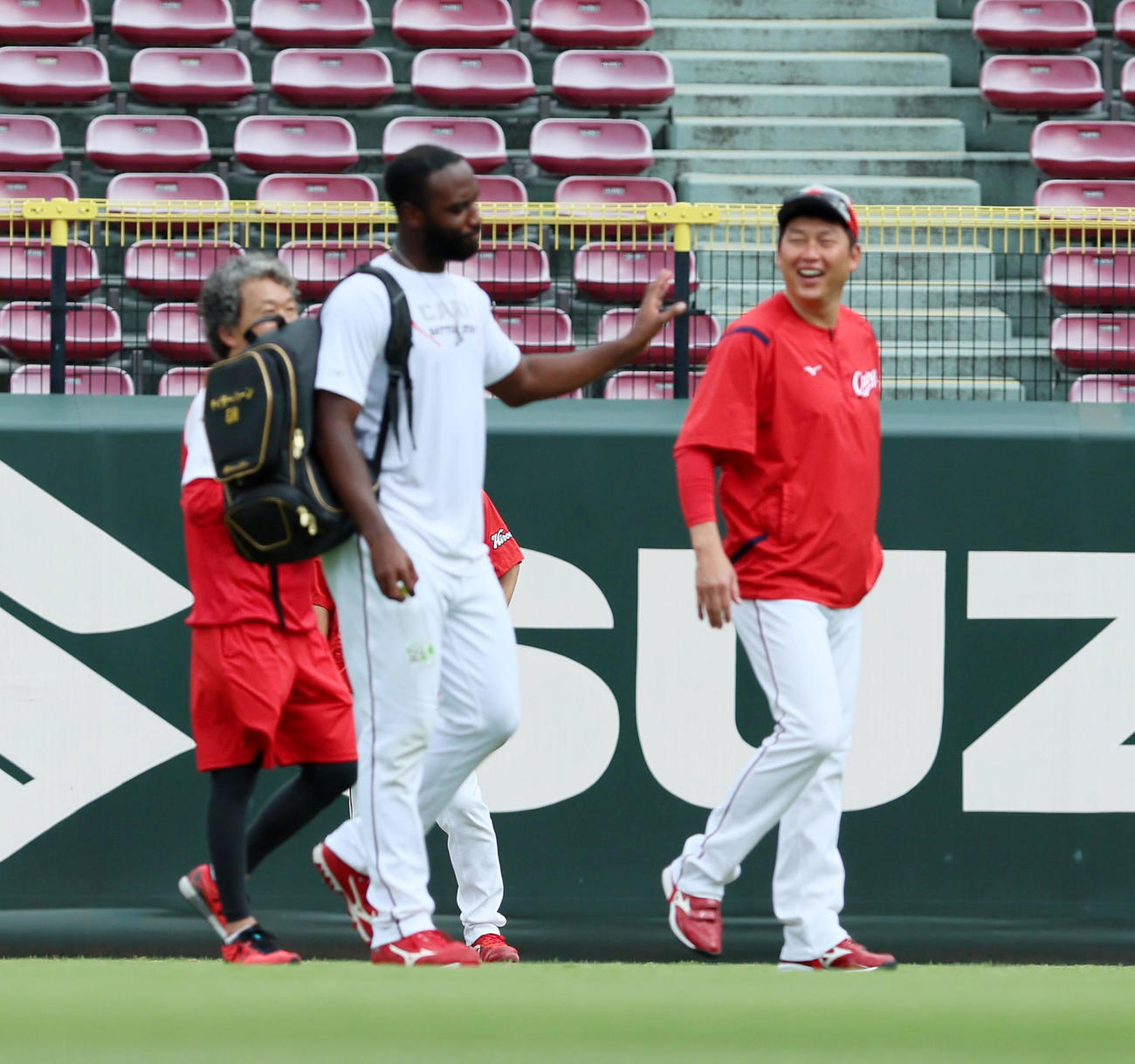 ハーンと話す新井貴浩監督（2024年7月撮影）
