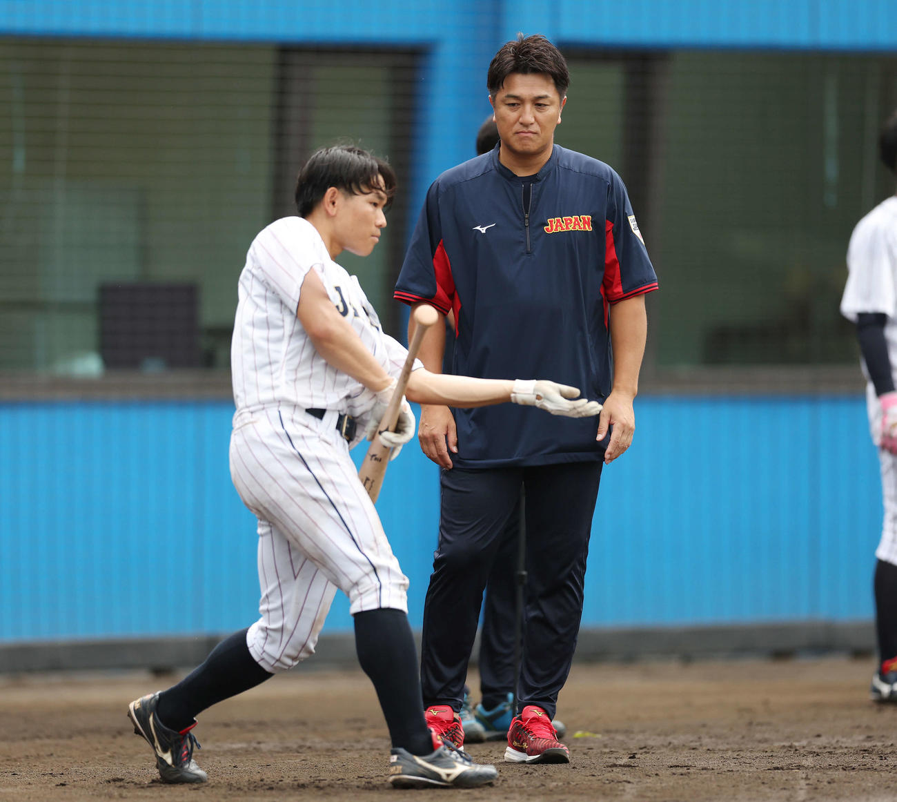 24年7月1日、侍ジャパン大学日本代表・神里（左）に指導する高橋臨時打撃コーチ