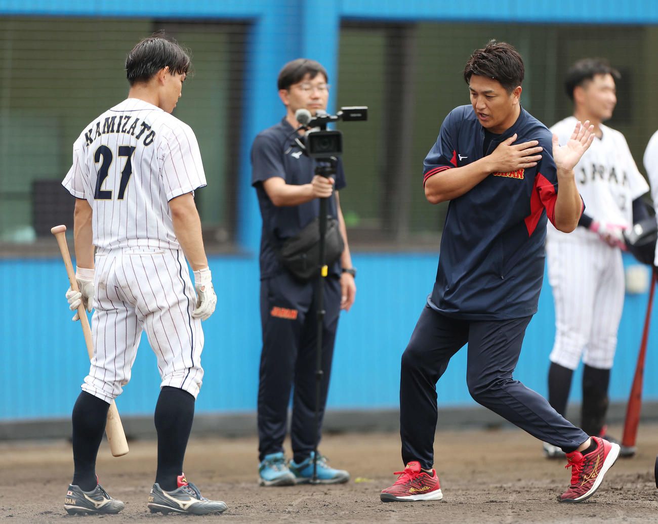 24年7月1日、侍ジャパン大学日本代表・神里（左）に指導する高橋臨時打撃コーチ