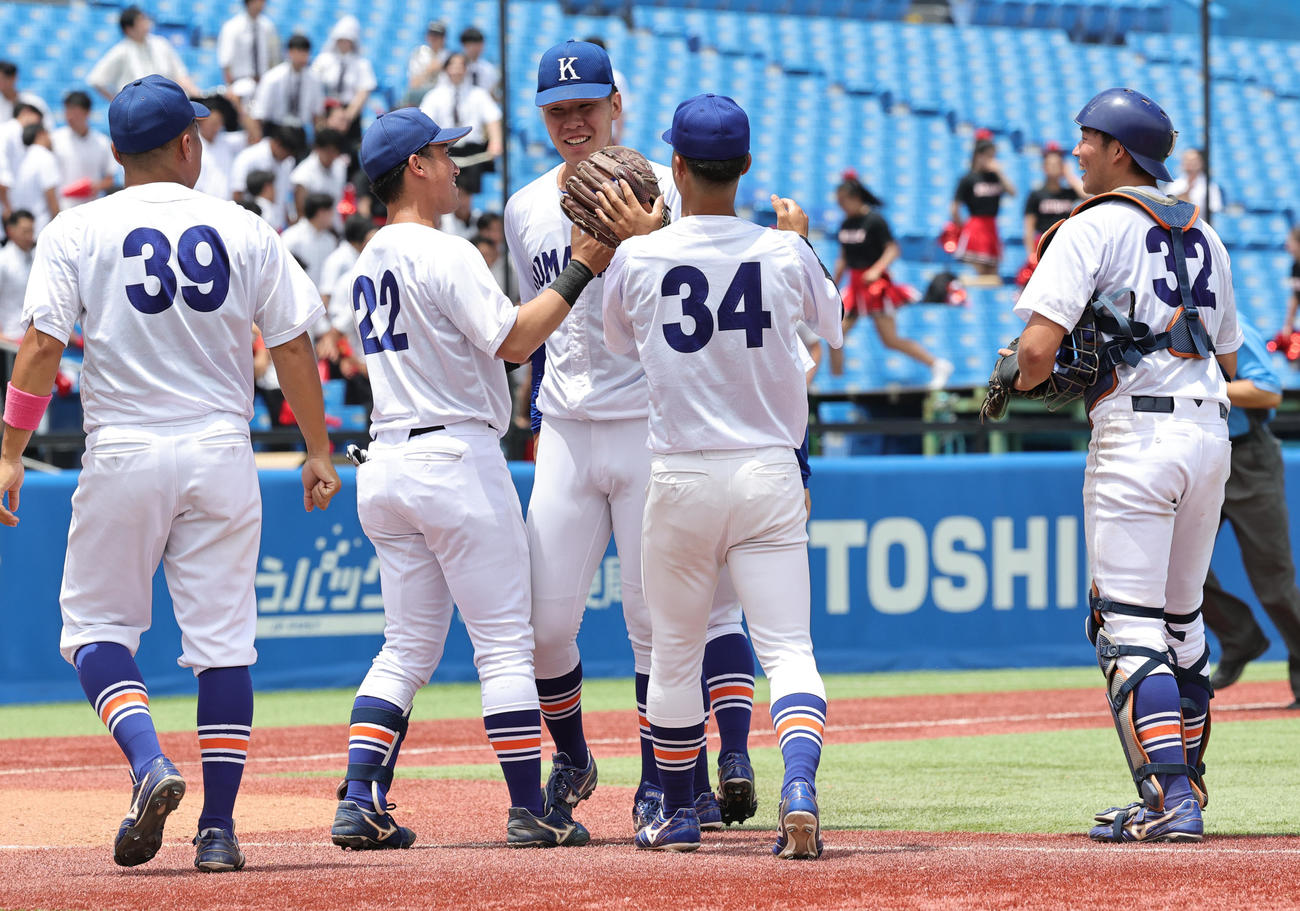 日大対駒大　先勝し喜ぶ田本聖貴（中央）ら駒大の選手たち＝（撮影・野上伸悟）