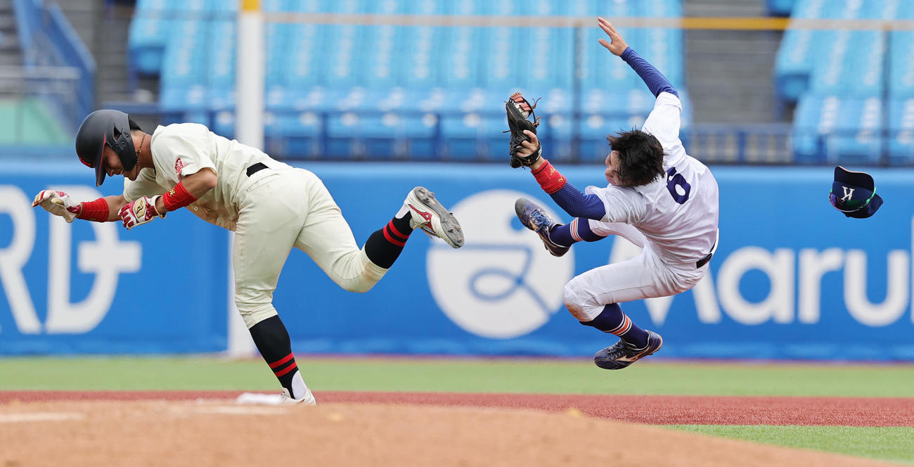 日大対駒大　7回表日大1死二塁、川崎大也の三ゴロを処理しようとした鈴木塁（右）と二塁走者の南條が激突、守備妨害となった（撮影・野上伸悟）