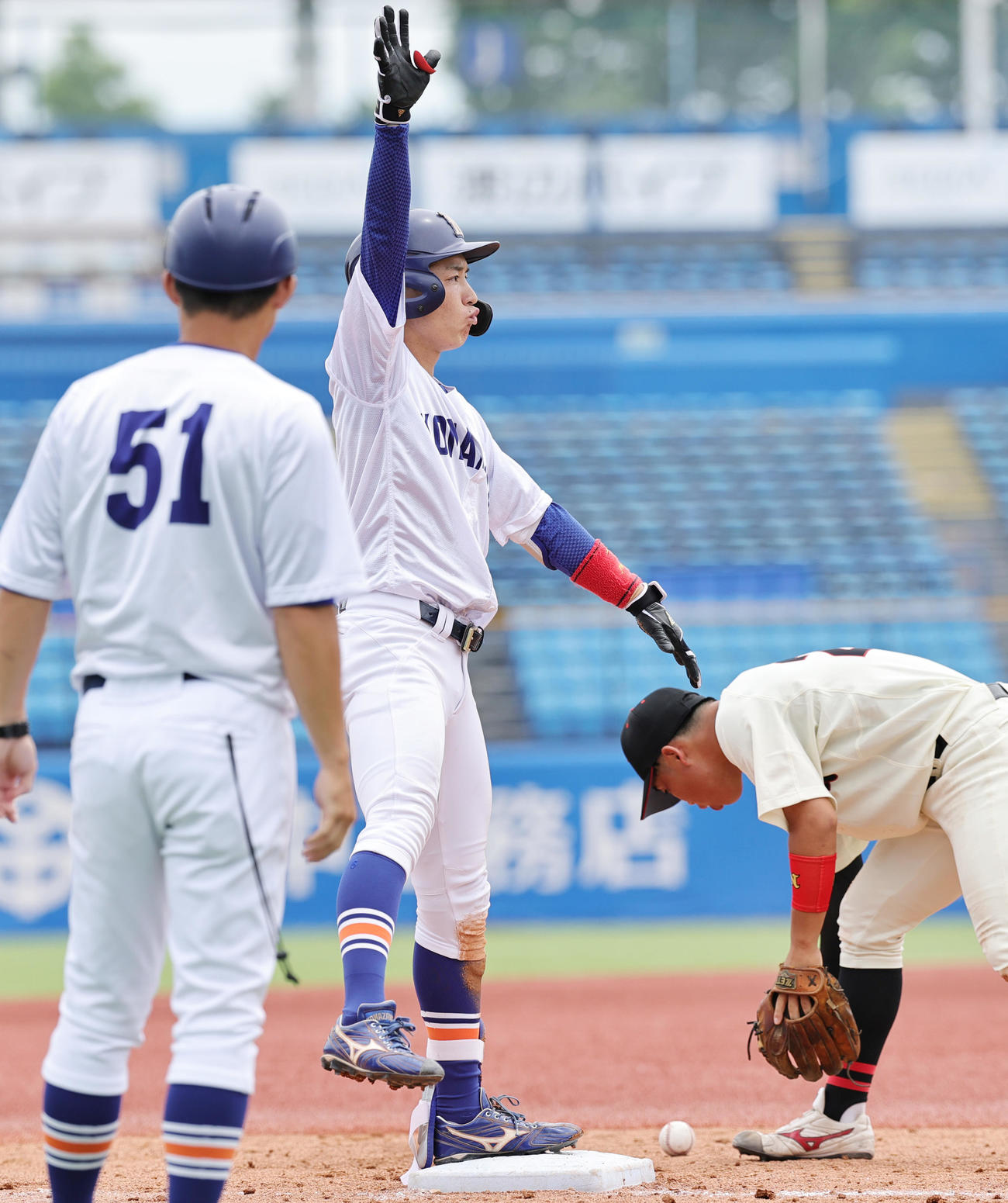 日大対駒大　5回裏駒大1死二塁、適時三塁打を放ち喜ぶ鈴木塁（撮影・野上伸悟）