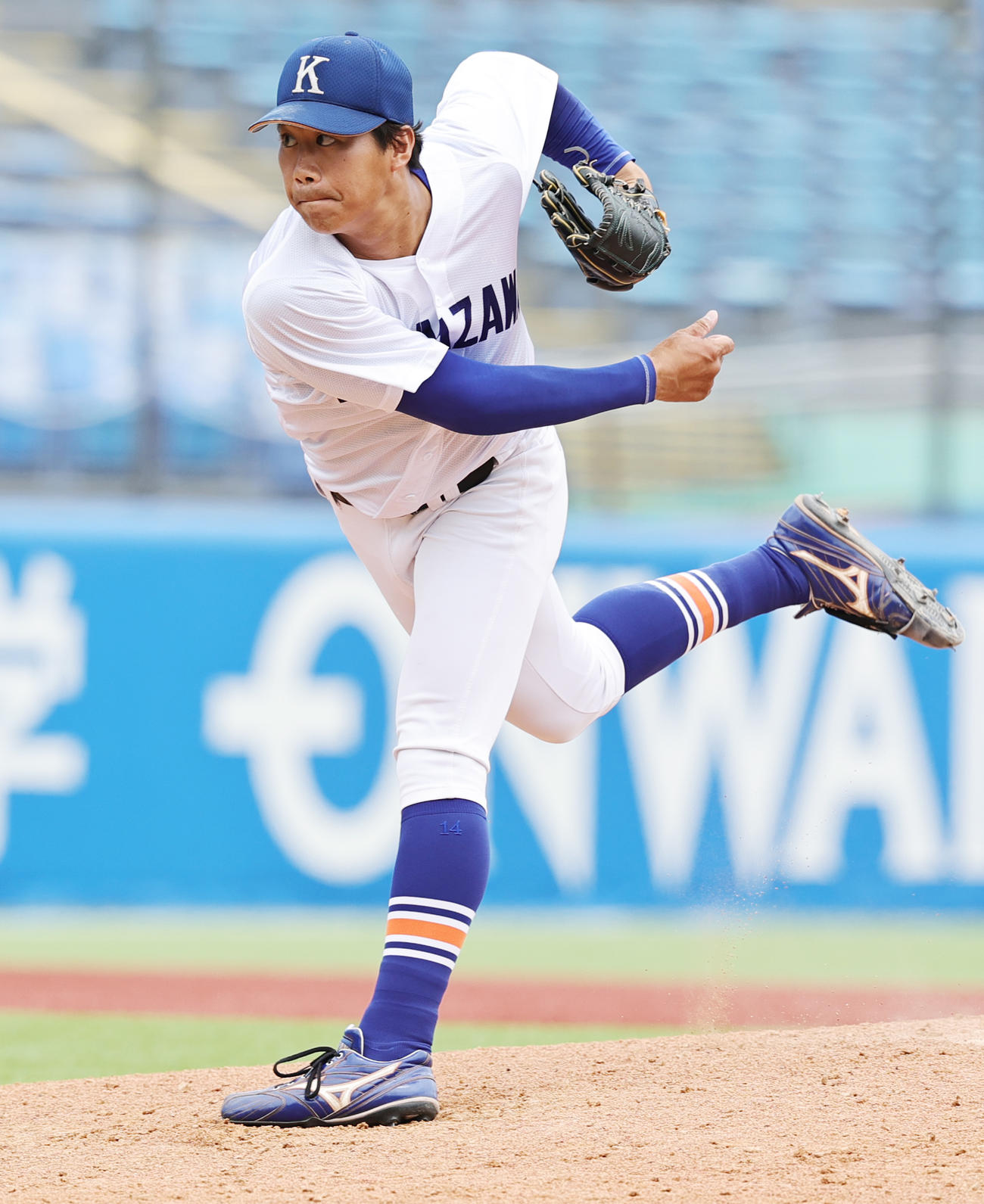 日大対駒大　力投する駒大・本間（撮影・野上伸悟）