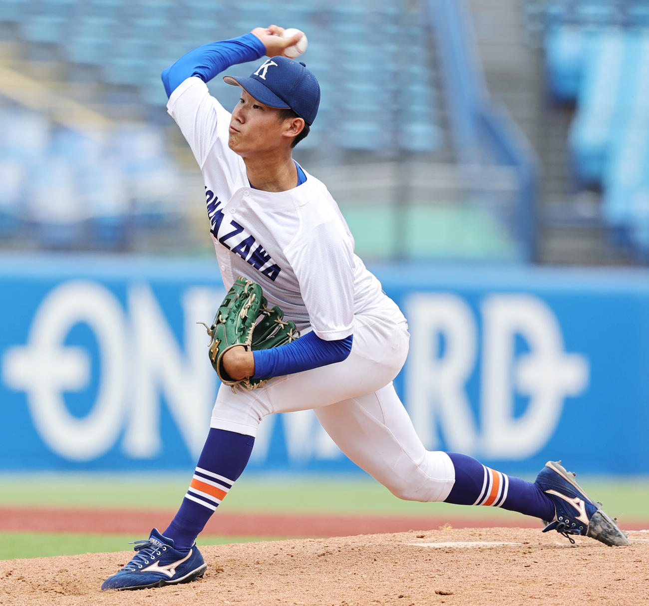 日大対駒大　力投する駒大・仲井（撮影・野上伸悟）
