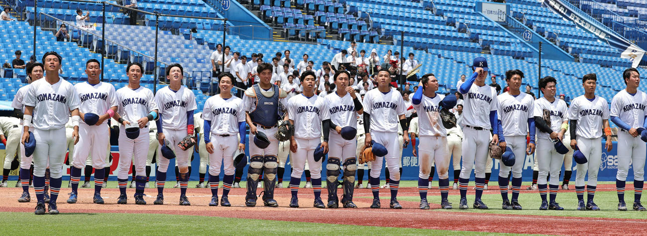 日大対駒大　先勝し応援席にあいさつする駒大の選手たち（撮影・野上伸悟）
