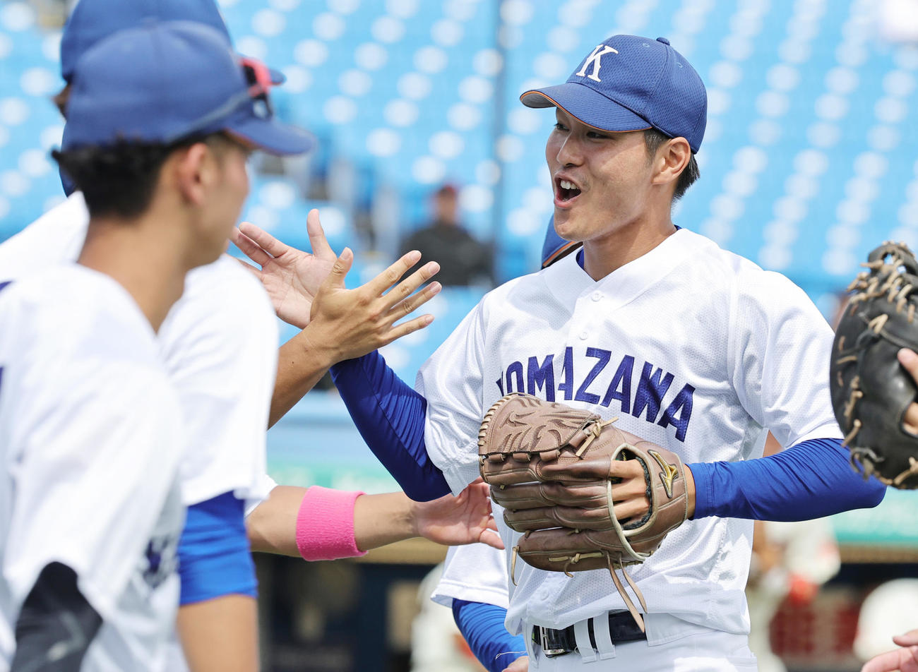 日大対駒大　1回表を終え笑顔でベンチに戻る駒大先発の仲村竜（撮影・野上伸悟）