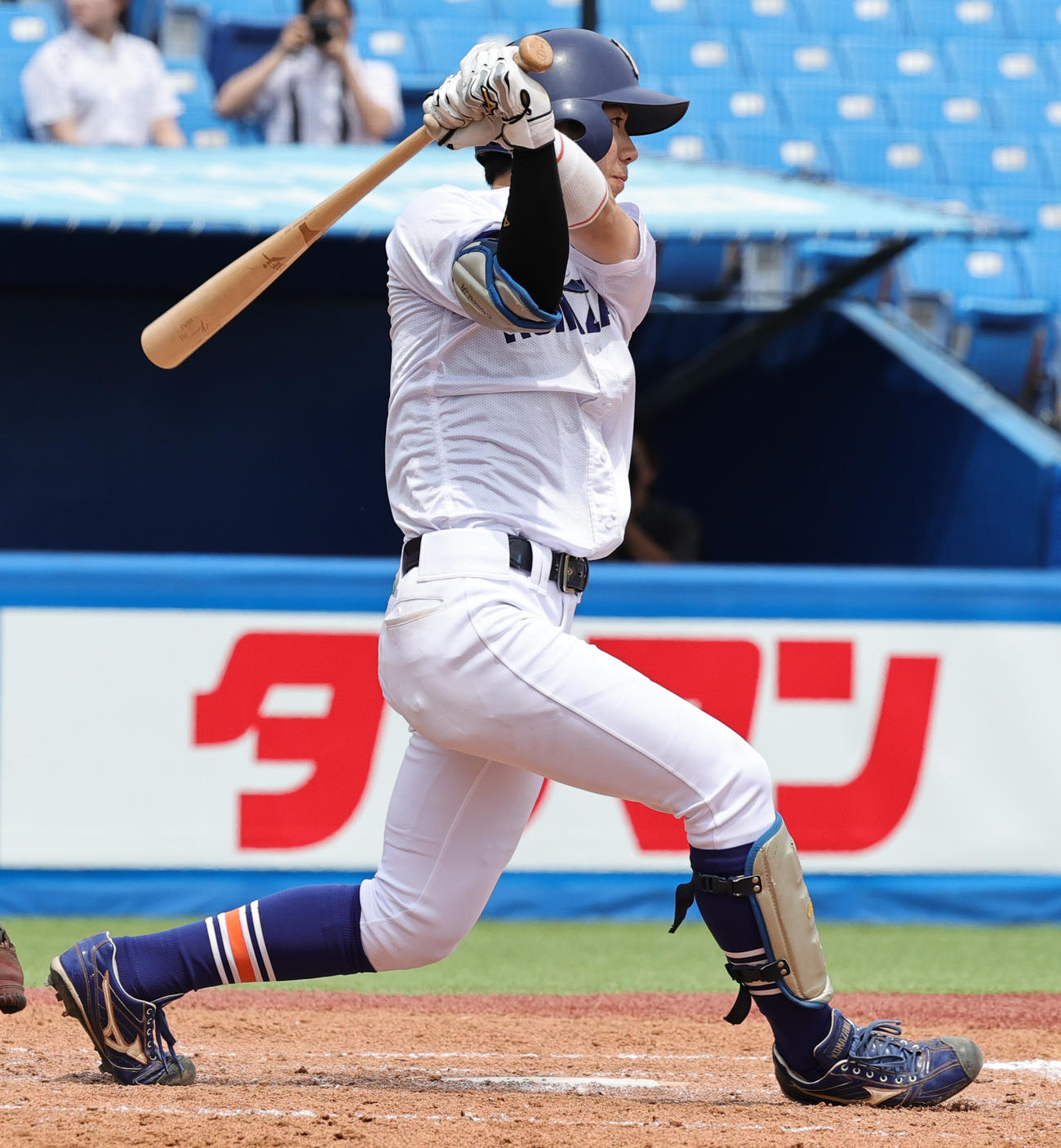 日大対駒大　3回裏駒大無死三塁、先制右中間適時三塁打を放つ小林（撮影・野上伸悟）