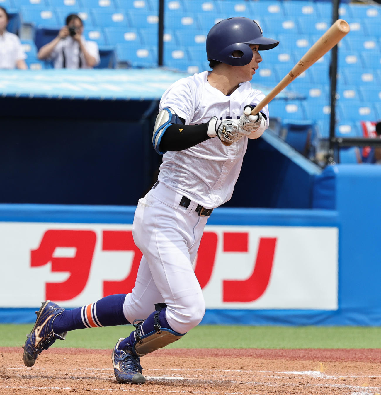 日大対駒大　3回裏駒大無死三塁、先制右中間適時三塁打を放つ小林（撮影・野上伸悟）