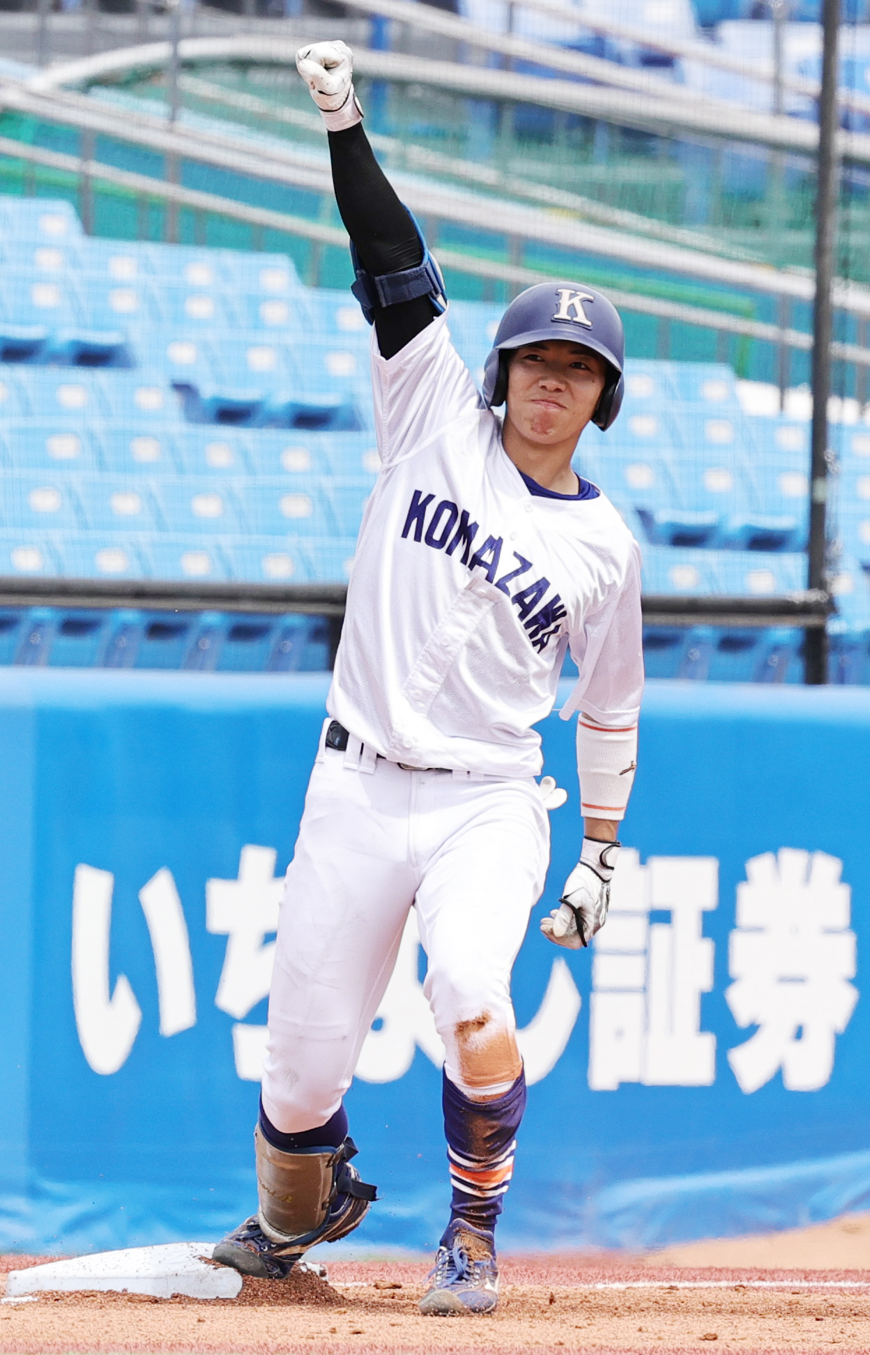 日大対駒大　3回裏駒大無死三塁、先制右中間適時三塁打を放ち喜ぶ小林（撮影・野上伸悟）