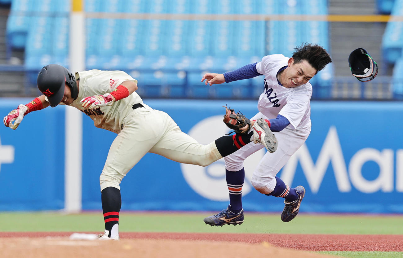 日大対駒大　7回表日大1死二塁、川崎大也の三ゴロを処理しようとした鈴木塁（右）と二塁走者の南條が激突、守備妨害となった（撮影・野上伸悟）