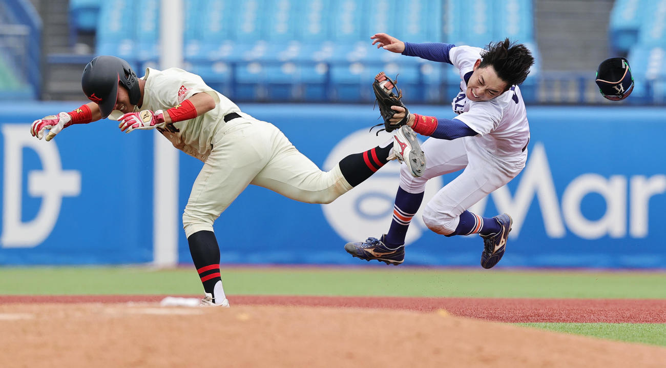 日大対駒大　7回表日大1死二塁、川崎大也の三ゴロを処理しようとした鈴木塁（右）と二塁走者の南條が激突、守備妨害となった（撮影・野上伸悟）