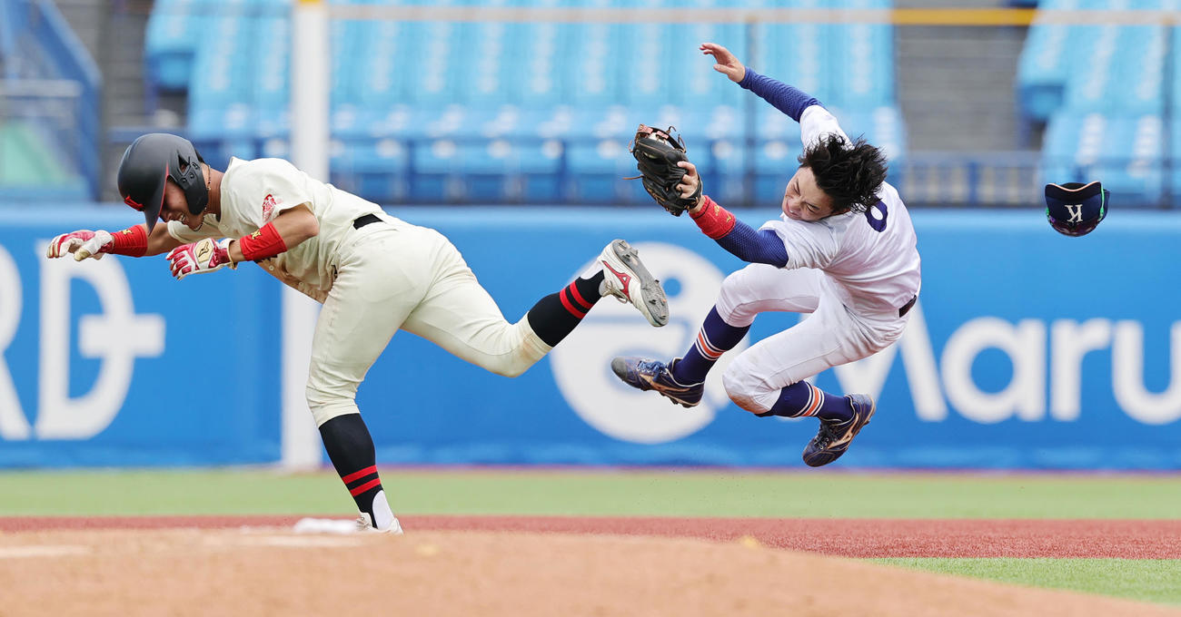 日大対駒大　7回表日大1死二塁、川崎大也の三ゴロを処理しようとした鈴木塁（右）と二塁走者の南條が激突、守備妨害となった（撮影・野上伸悟）