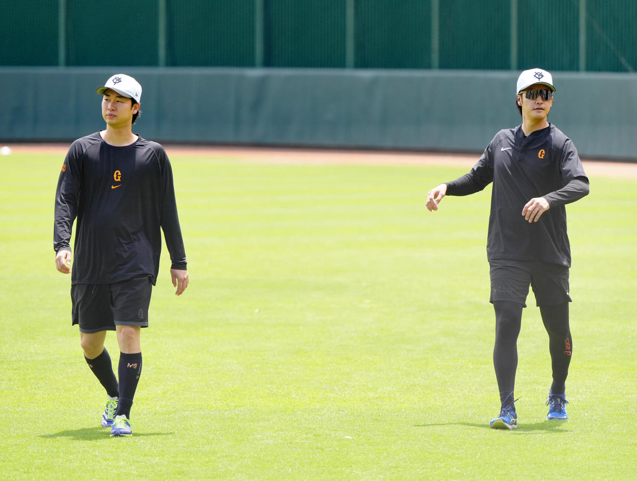 練習に臨む巨人山崎（左）と西舘（撮影・江口和貴）