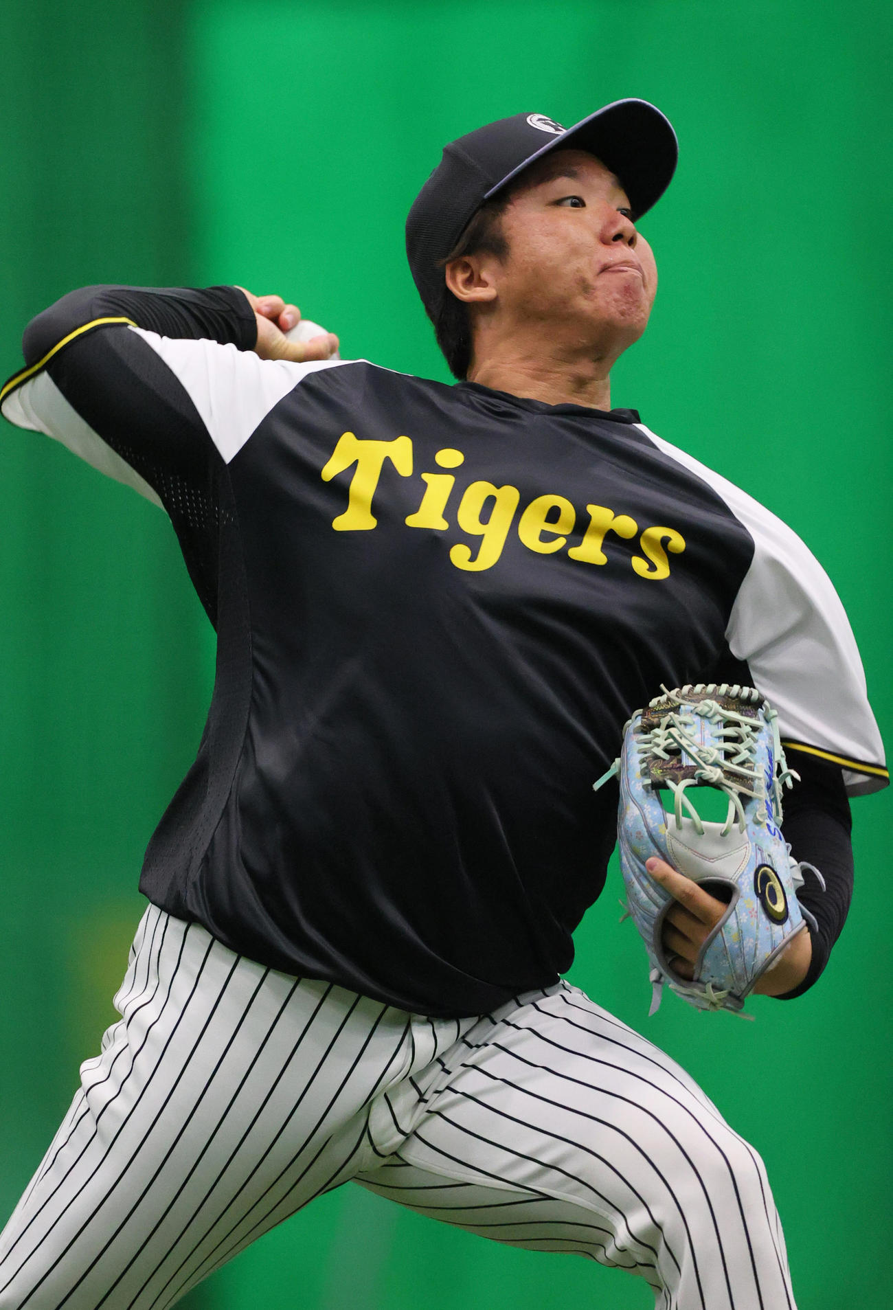 投手指名練習でキャッチボールする村上（撮影・上山淳一）