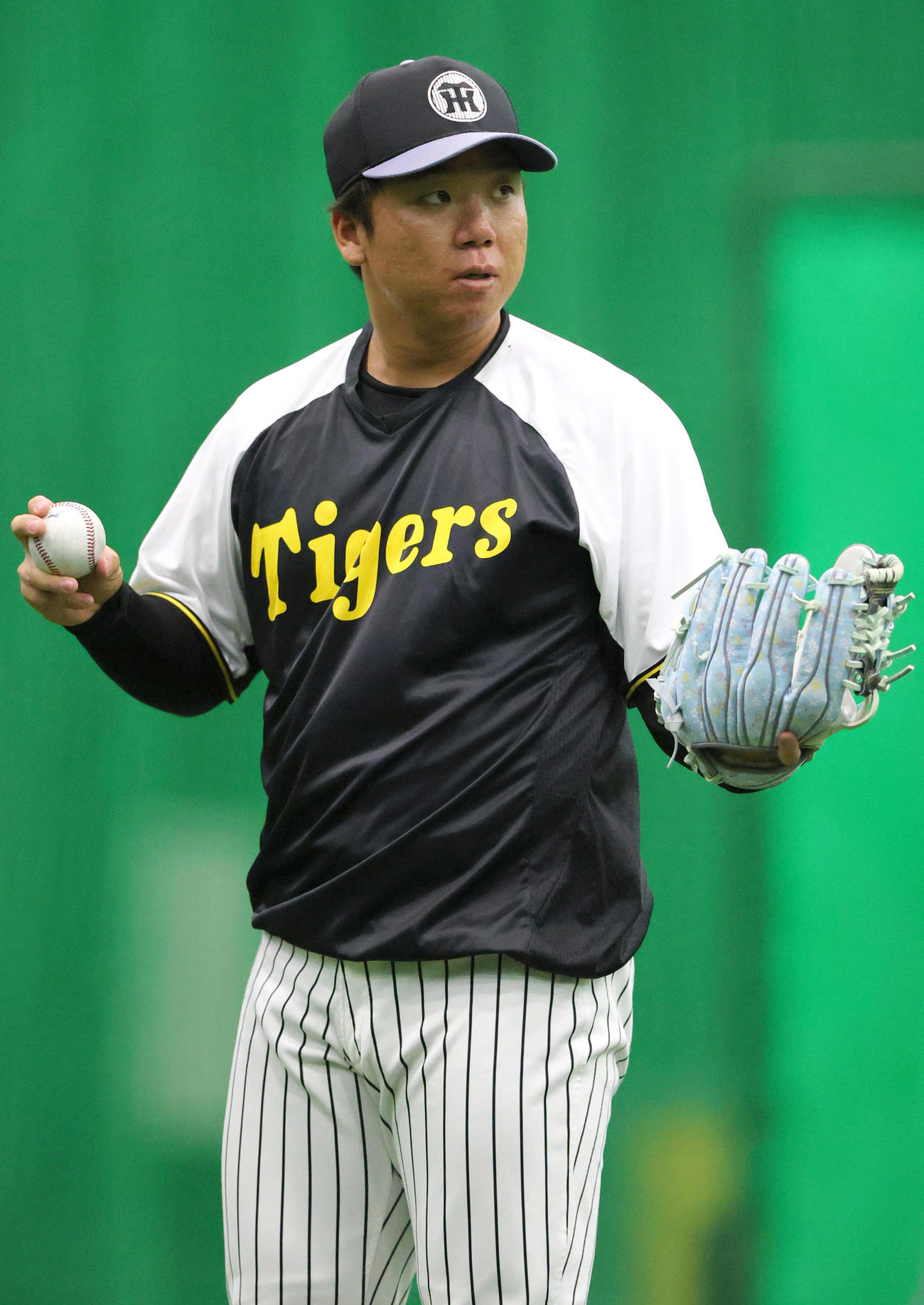 投手指名練習でキャッチボールする村上（撮影・上山淳一）